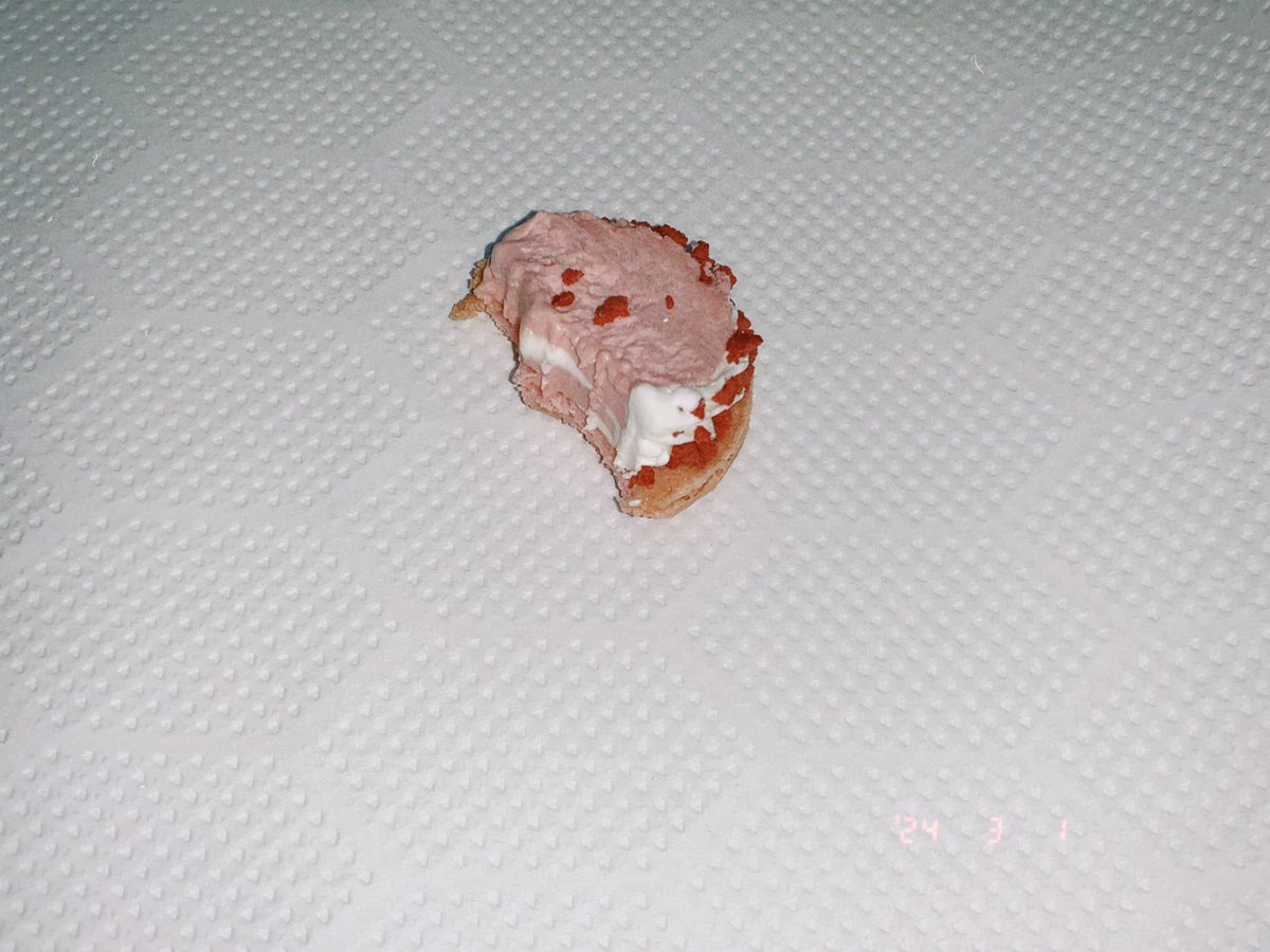 P120228's tweet photo. 送ってもらったマカロンいただきてます。
半分に切って食べてます💃 https://t.co/xZiLCrYCeg