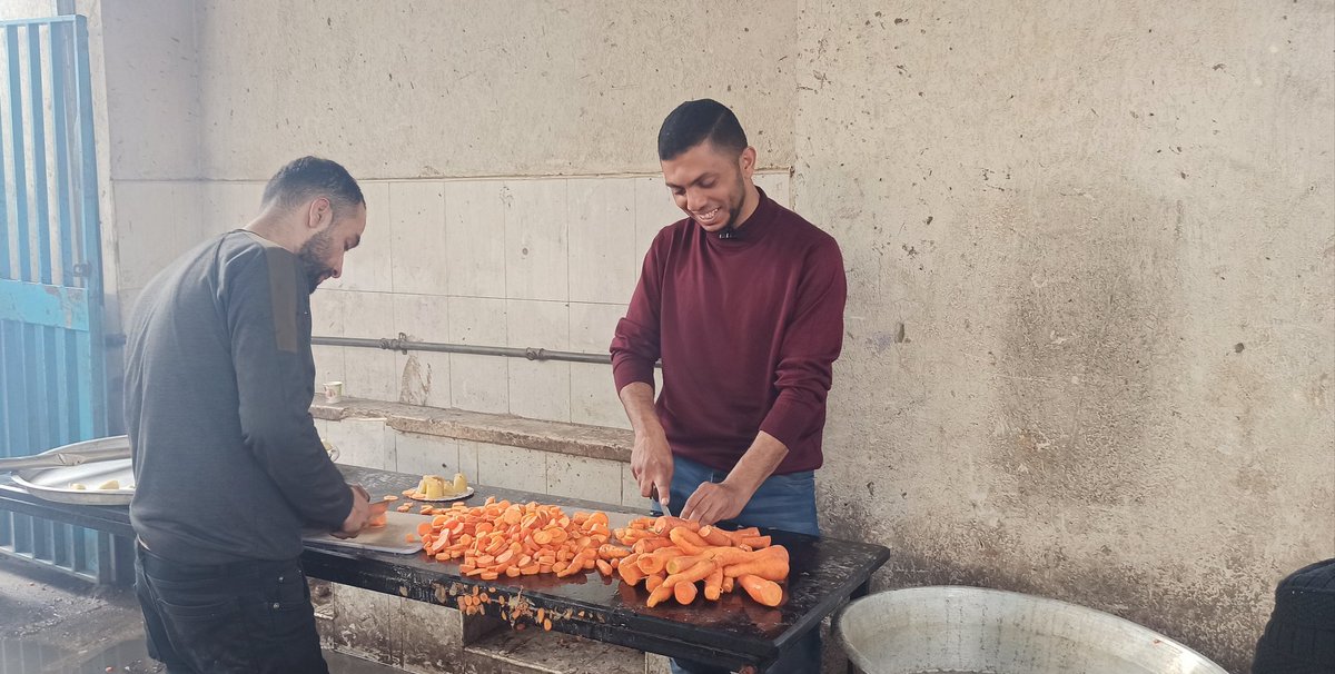 جانب من تكية إطعام النازحين في شمال قطاع غزة
جوال او واتس 00972599018632
Paypal 
gaza018632@gmail.com