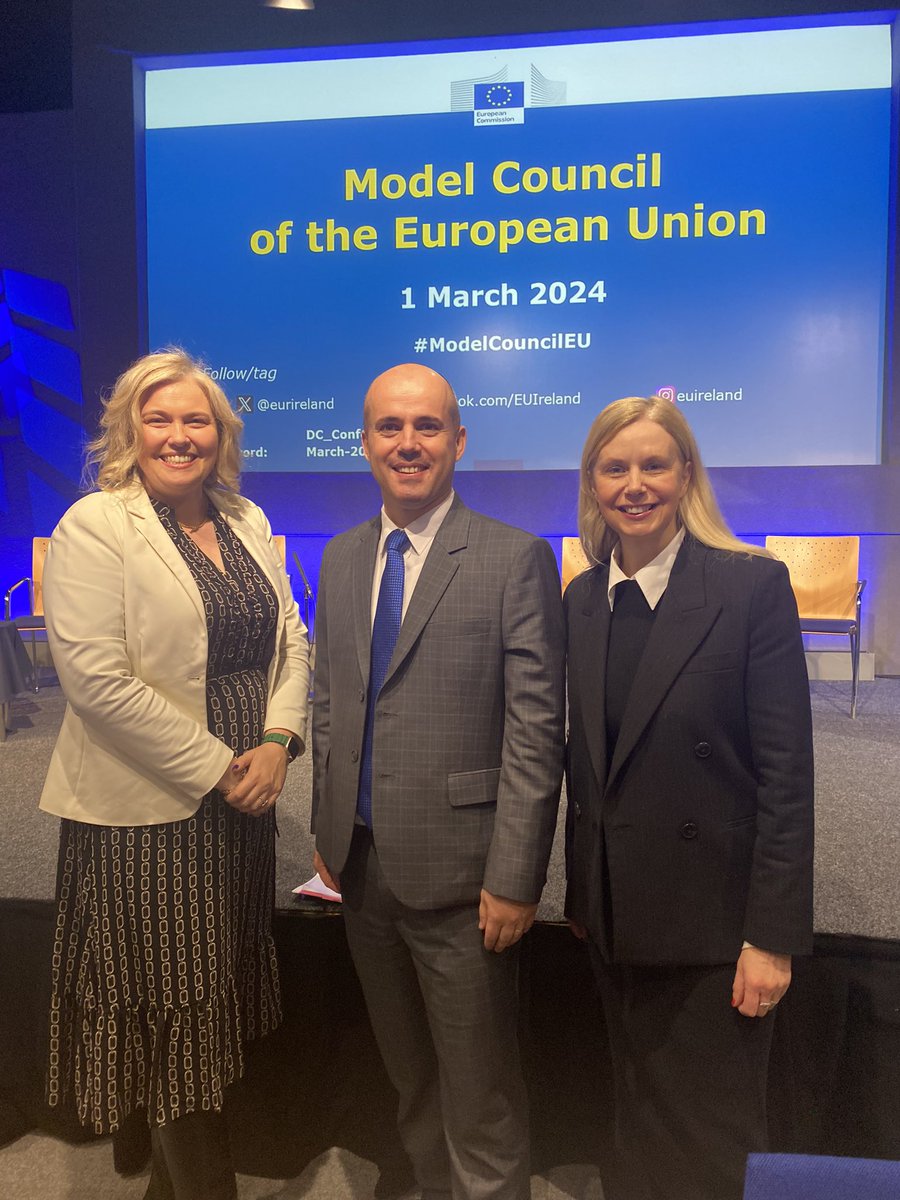 Not even the #sneachta could deter 27 schools across the country heading to Dublin Castle for today’s @eurireland #ModelCouncilEU - keynote by Min. @peterburkefg and chaired by @MartinaFitzg - delighted to be one of the judges alongside @eurofound Mary McCaughey and @pnatsev 🇪🇺👏