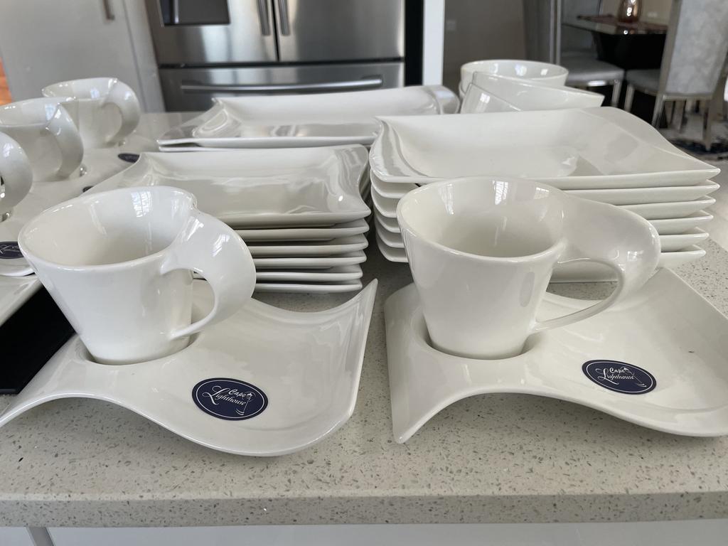 36 Piece Dinner Set 6X Bowls 6 X Dinner Plates 1X Wavy Tea Set *12 Piece (Cups and Saucers)* 6X Round Appetiser Bowls 6X Side Plates Price: R1200 WhatsApp to order: 0683174693 We deliver nationwide.