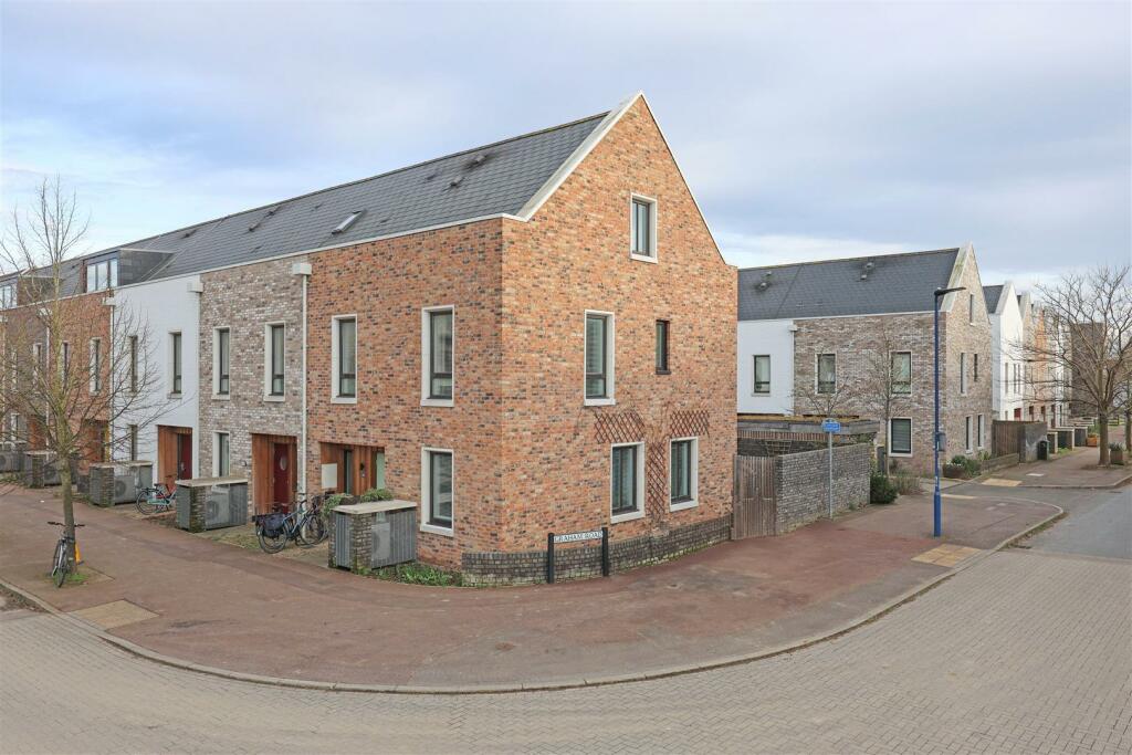 We've got a 4 bedroom end of terrace house for sale in #MarmaladeLane. Message us for more details. #cohousing #sustainability #cambridge