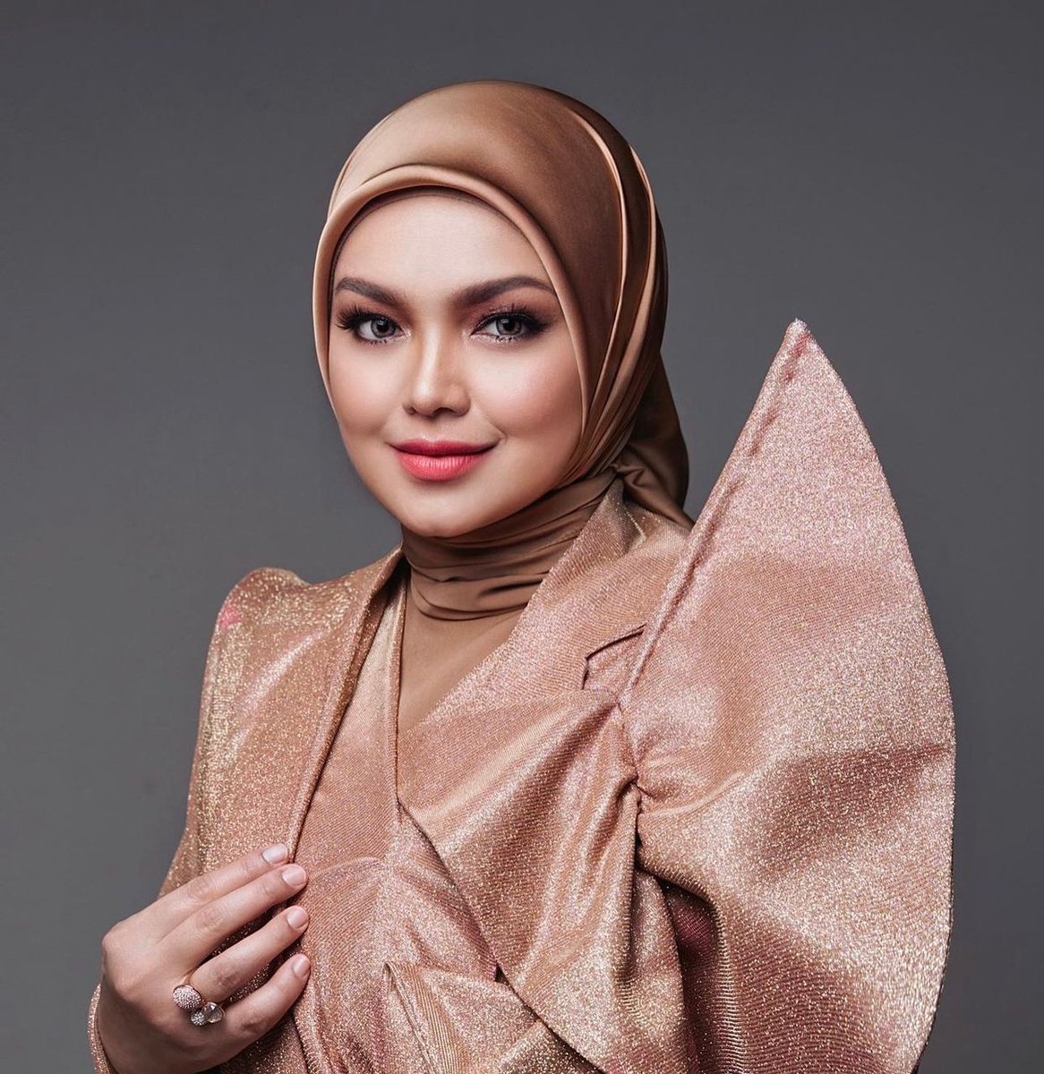 Berduka Lara by @KugiranMasdo has surpassed 10 million streams on Spotify, 6th songs from Masdo to achieve this milestone. Masdo is now the 3rd Malaysian artist with the most songs surpassing 10 million streams on Spotify, breaking their tie with @CTNurhaliza11 .