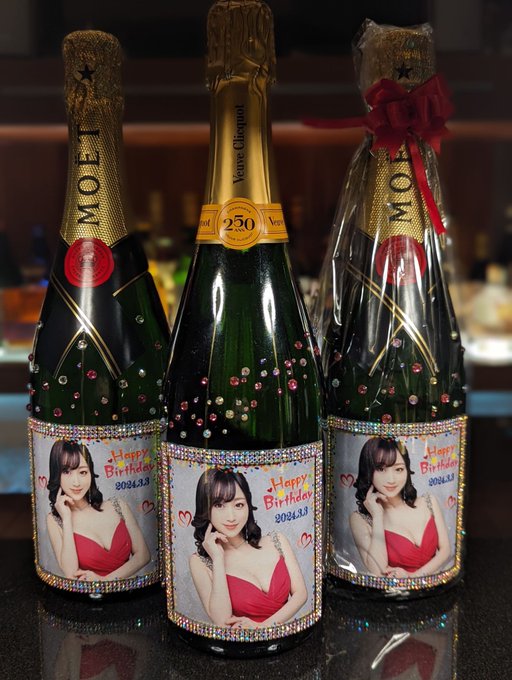 いよいよ明日は3月❤️ 誕生日月になるのでお祝いしてくれる方募集😍 限定20本オリジナルシャンパン☺️他川上セレクトのワイン、シャンパン6本🍾 全てのボトルにオリジナルキーホルダーは付きます💜 川上セレクトワインシャンパン6本にはさらにミニアクリルスタンドを付けたいと思います🥳&hellip;