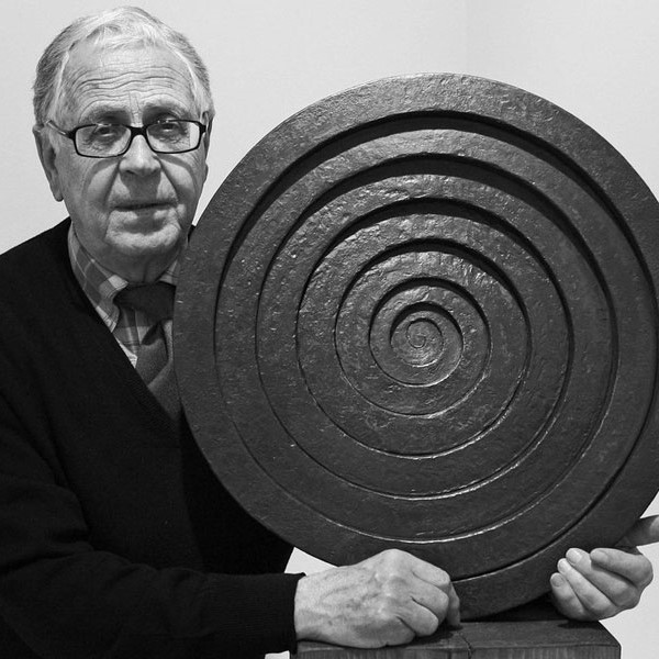 🌀 Tal día como hoy nace en Las Palmas el escultor canario Martín Chirino (1925).

La escultura "Crónica del viento" (1991) refleja el uso de la espiral, como símbolo y solución formal recurrente a lo largo de toda su carrera.

#culturaupv