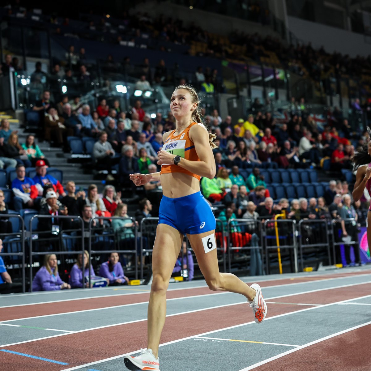 Dutch dominance ‼️ Lieke Klaver powers to fastest time in the 400m heats with 51.31 👀 World record-holder Femke Bol jogs to 52.00 to win her heat. #WorldIndoorChamps