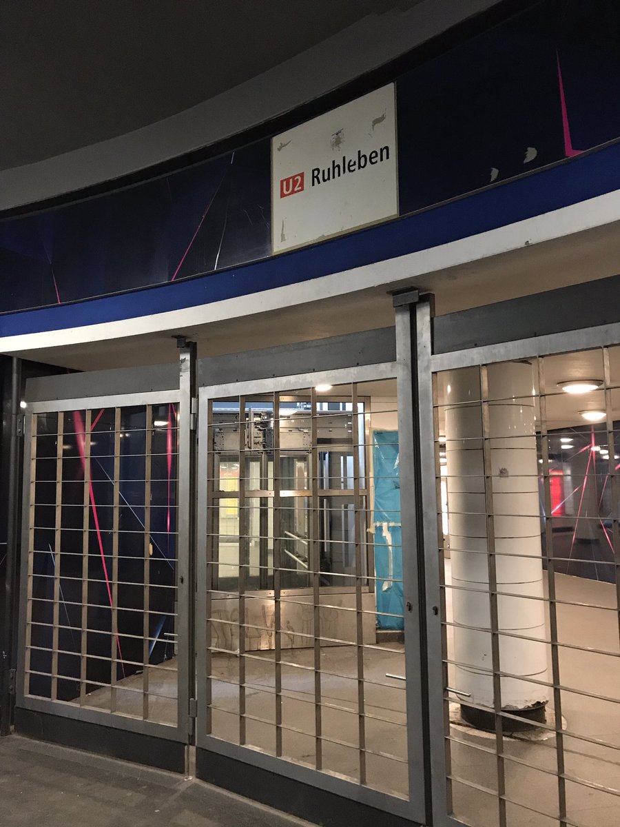 Ernsthaft @bvg?! Weil ihr streikt (okay), verrammelt ihr den Bahnhof Pankow, in dem der Aufzug zum S-Bahnhof liegt? Schon mal an Rollstuhlfahrer*innen und Menschen mit Kinderwagen gedacht?!  DAS ist nicht okay. #bvg #streik #berlin