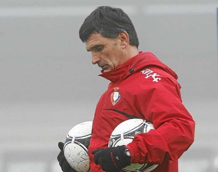 CitationsFoot_'s tweet photo. José Luis Mendilibar pour @diarioas : 

"Lorsque nous étions à Osasuna, les responsables des équipes de jeunes les faisaient jouer sur un terrain sans lignes de touche, avec des barrières, un jour par semaine. Pour qu’ils jouent, comme s’il s’agissait d’un match entre amis. https://t.co/8ZYCgJOfr7
