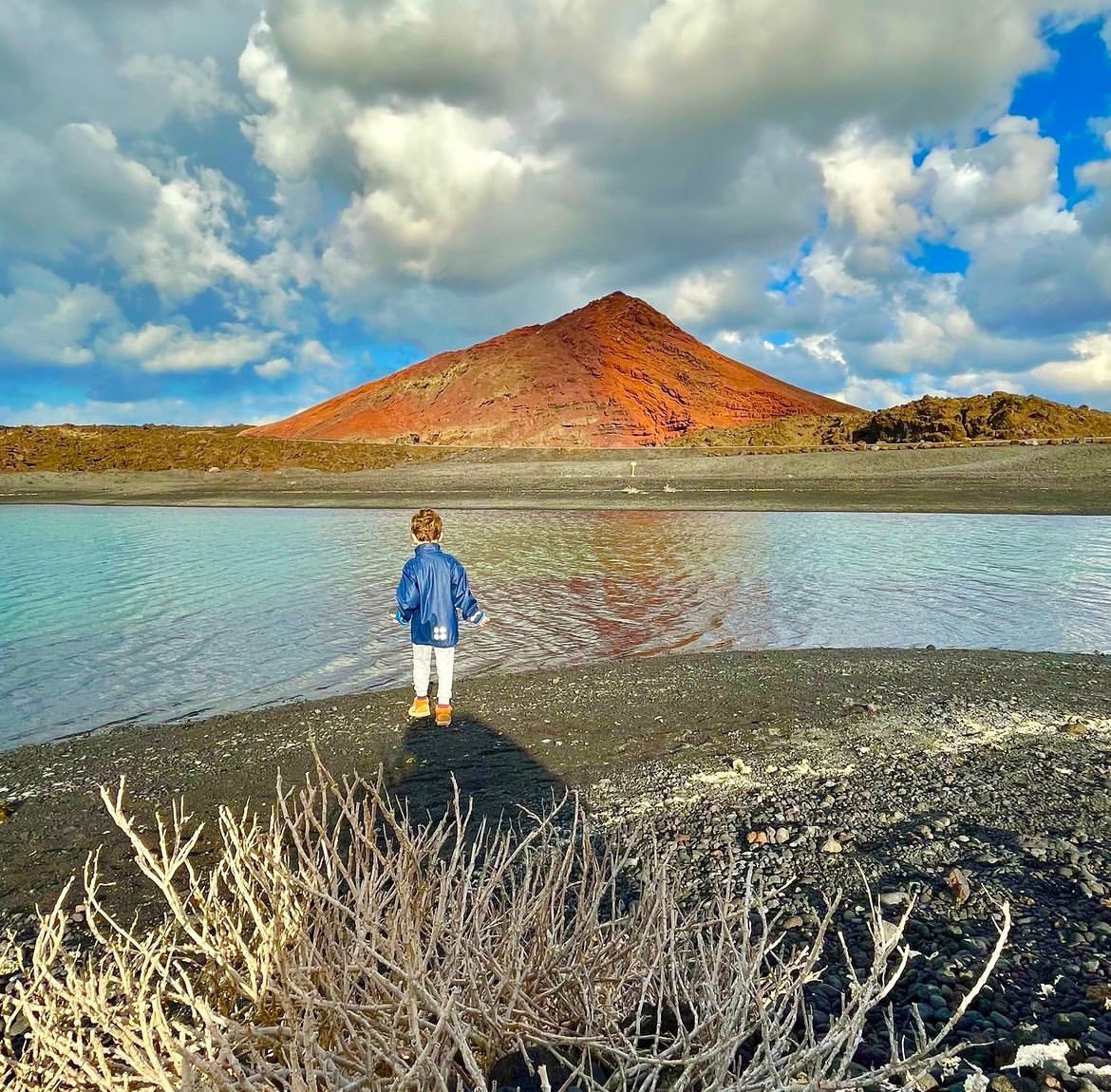🌋🏖️🐠🪨🌵Emmenez votre tribu à #Lanzarote aux #Canaries pour explorer les fonds marins et les cratères des volcans, découvrir une architecture farfelue et des plages idylliques, compter les olivines et les fleurs d’aloe vera.
✈️  bit.ly/Lanzarote-en-f…