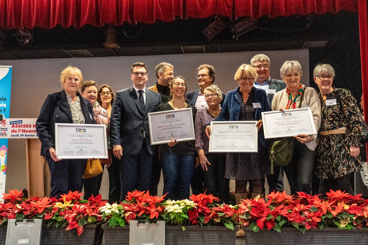 🫂 4 ans après avoir lancé l’<a href="/HeureCivique/">L’Heure Civique</a> à #Paris17 avec <a href="/AtanasePerifan/">Atanase Périfan ‏ن</a> nous avons réuni hier à <a href="/Mairie17/">Mairie du 17e</a> les 150 communes et 4 départements ayant rejoint ce dispositif de solidarité citoyenne dont nous sommes très fiers !
📲 Pour rejoindre l’aventure : lheurecivique.fr