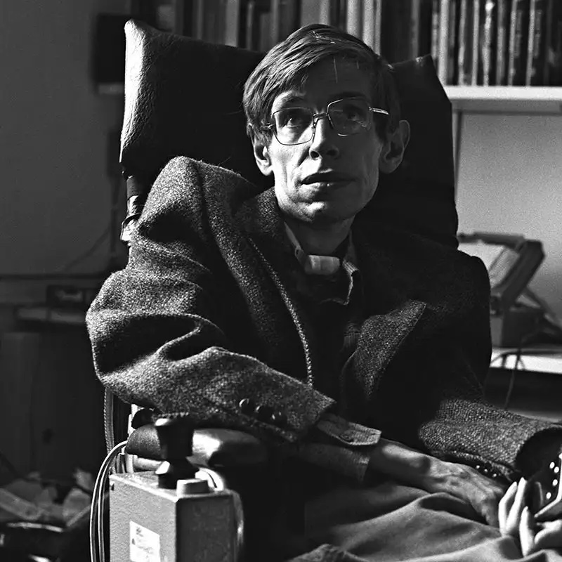 'Biz, oldukça ortalama bir yıldızın ufak bir gezegenindeki gelişmiş maymun türleriyiz. Fakat evrenianlayabiliyoruz. İşte bu bizi çok özel kılıyor.'

#StephenHawking