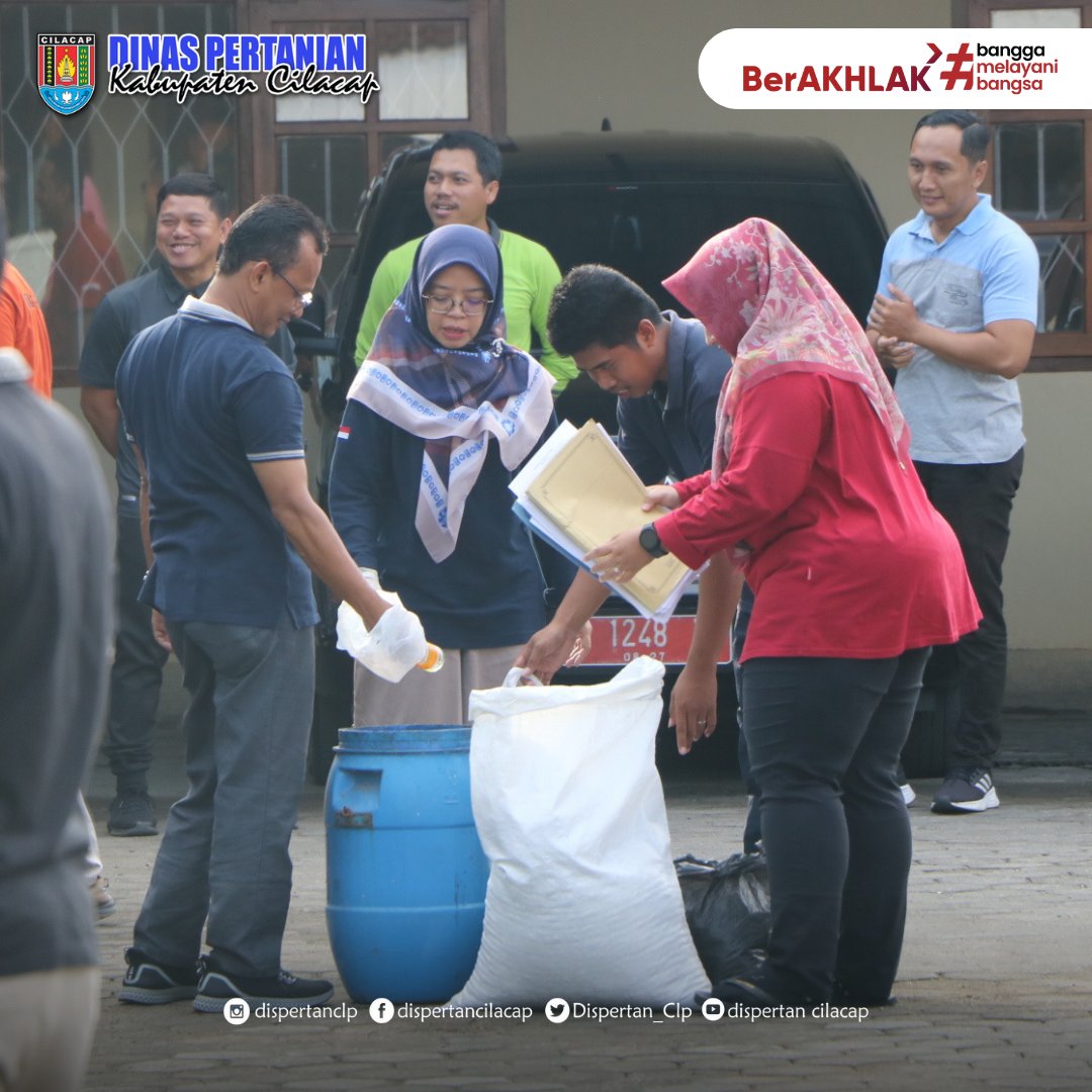 Dispertan_Clp's tweet photo. Memperingati Hari Peduli Sampah Nasional (HPSN) Tahun 2024, Dinas Pertanian melaksanakan kerja bakti bersih lingkungan dan pilah sampah, Jumat (1/3/2024).

#hpsn #hpsn2024 #hpsn2024clp https://t.co/7jtMH3mMmP