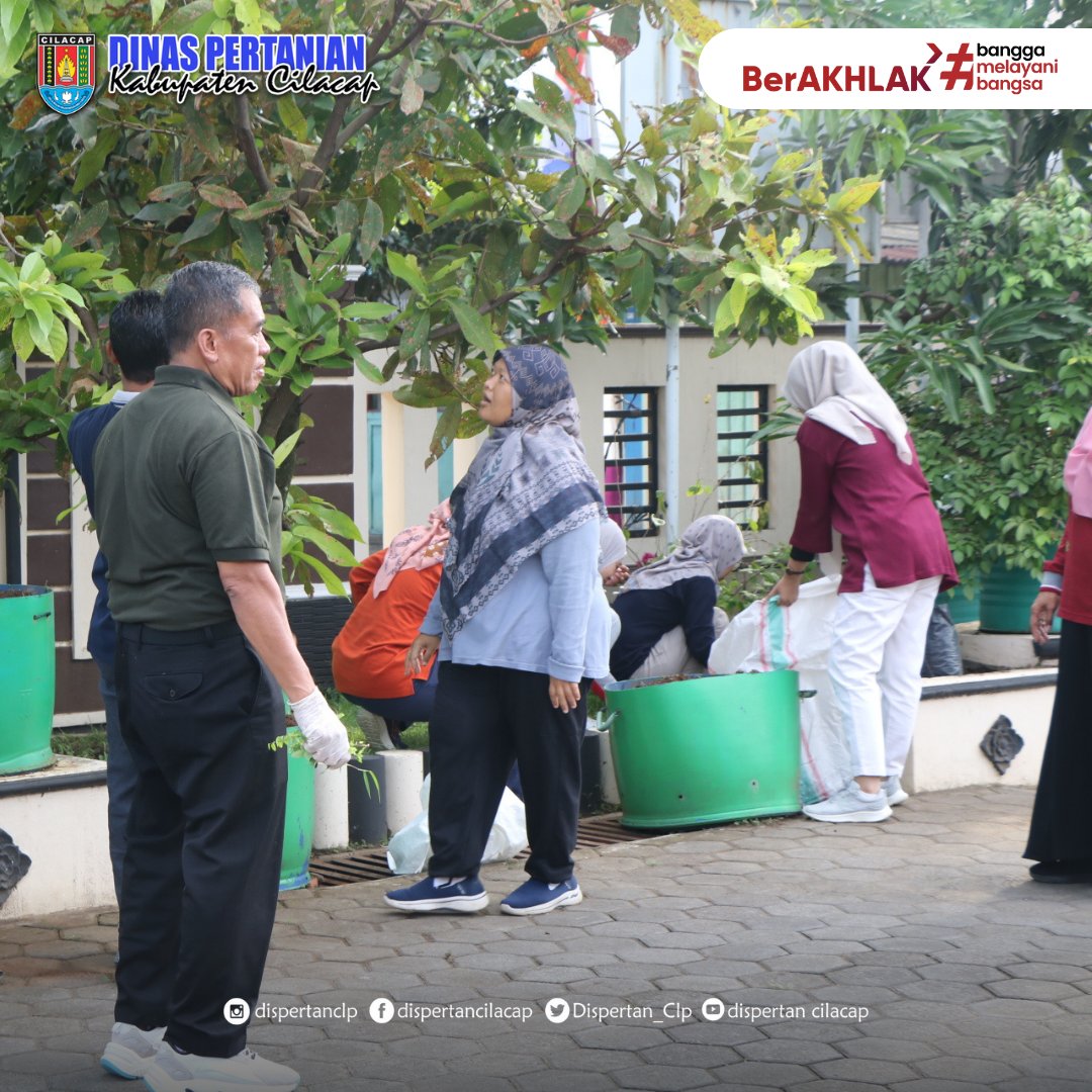 Dispertan_Clp's tweet photo. Memperingati Hari Peduli Sampah Nasional (HPSN) Tahun 2024, Dinas Pertanian melaksanakan kerja bakti bersih lingkungan dan pilah sampah, Jumat (1/3/2024).

#hpsn #hpsn2024 #hpsn2024clp https://t.co/7jtMH3mMmP