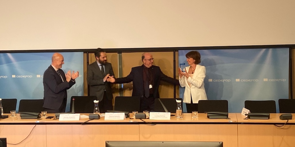Cedefop's tweet image. 🏅#ReferNet&apos;s 21st annual plenary meeting concludes with members showing their appreciation to @SylBousquetEU for being the heart and soul of the network for years.

⏩ Looking forward to the year ahead after three days of briefings and exchange of ideas on European #VET systems.