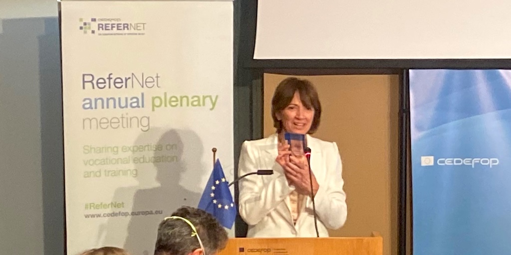 Cedefop's tweet image. 🏅#ReferNet&apos;s 21st annual plenary meeting concludes with members showing their appreciation to @SylBousquetEU for being the heart and soul of the network for years.

⏩ Looking forward to the year ahead after three days of briefings and exchange of ideas on European #VET systems.