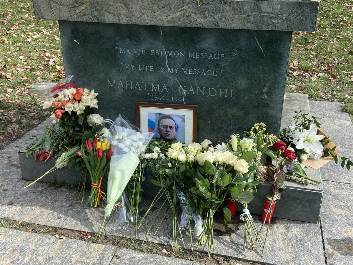 Tribute to Alexeï Navalny at the Gandhi monument in Geneva. « My life is my message ». Gandhi’s words resonate today with particular relevance.