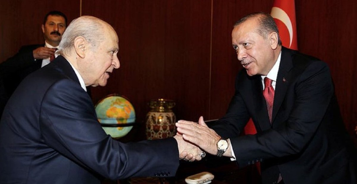 Cumhur ittifakı diye bir ortaklık yoktur.
Kirli bir Kürt soykırımı ortaklığı vardır.
Geçmişte birbirlerinden en ağır küfürleri hakaretleri edenler şimdi kucak kucağa oturuyorlar nedeni Kürt düşmanlığıdır.