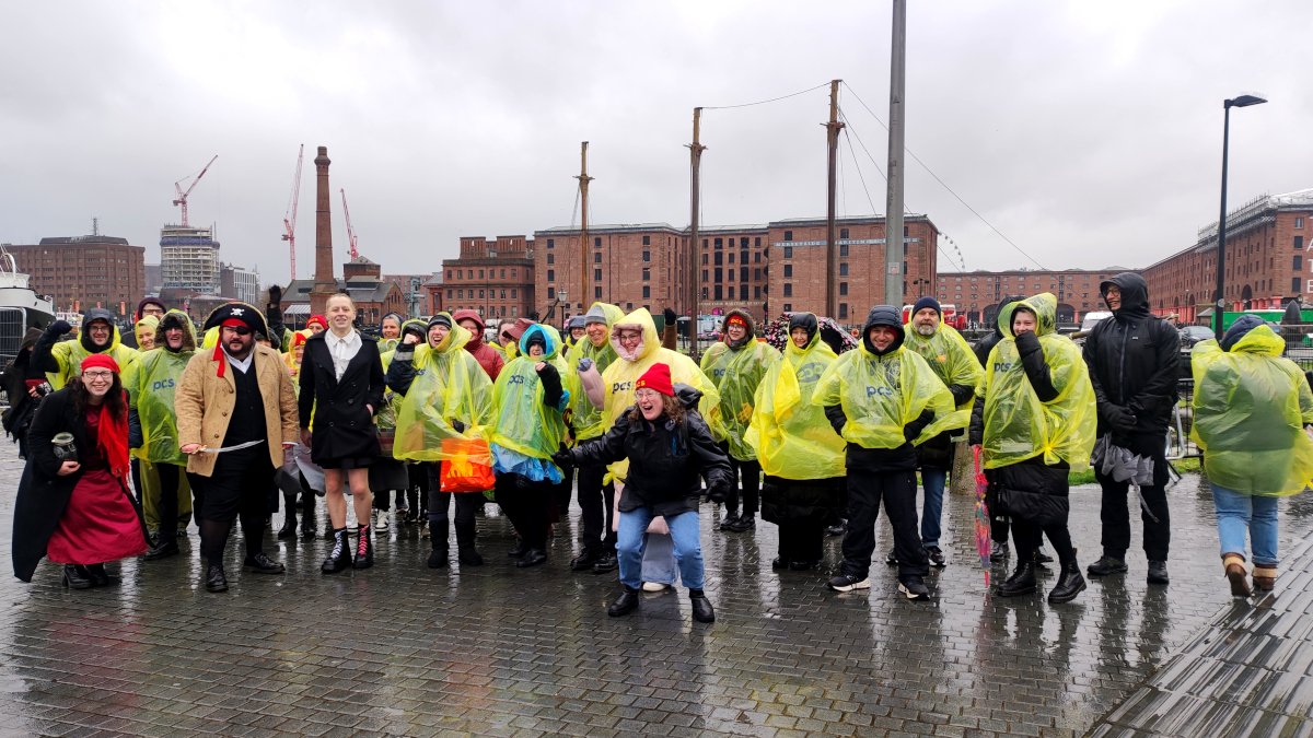 This morning we once again visited the ongoing picket of workers from Liverpool museums and galleries. #NMLPayUP