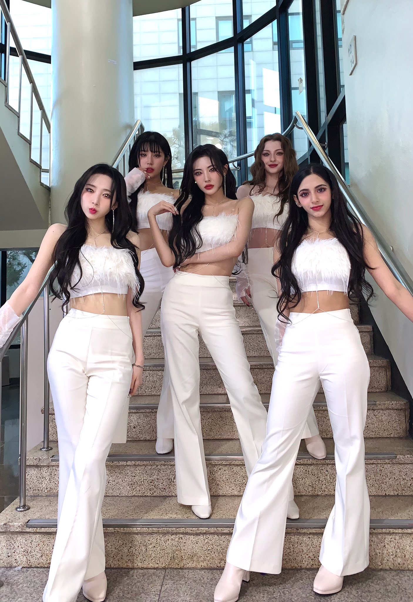 GHlOv5rboAEv2TV?format=jpg&name=large