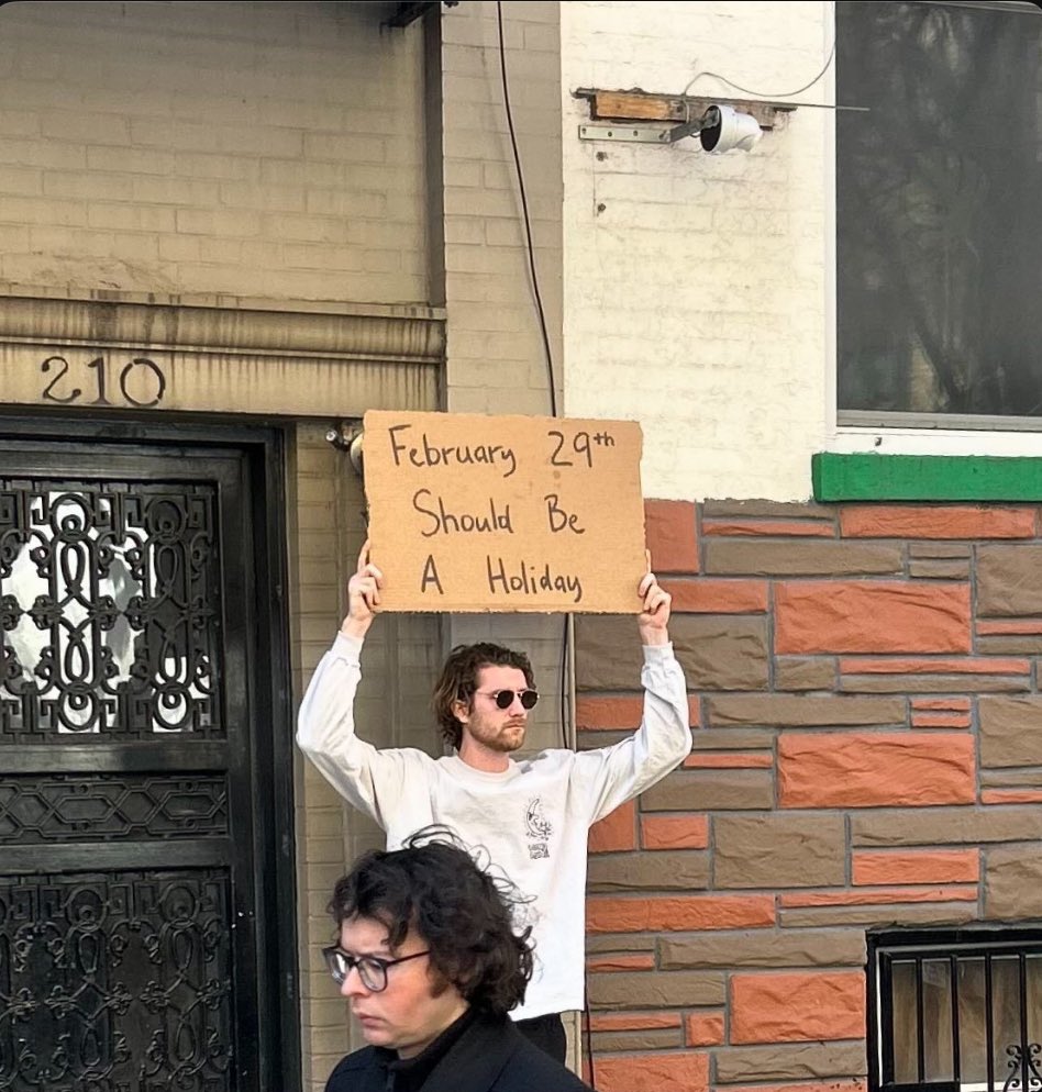 2x2sometimes5's tweet photo. #dudewithsign https://t.co/iWErySsQoY