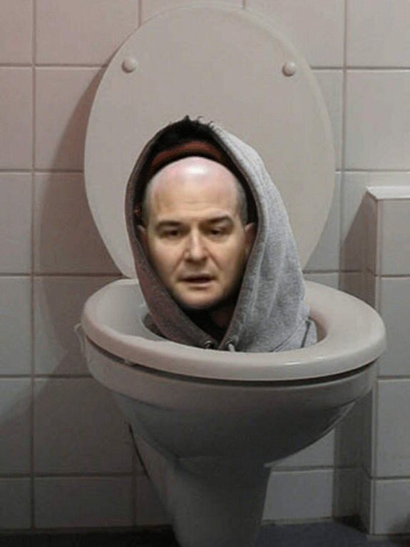 Süslü Sülo , tuvaleti de kirletmiş pislik.