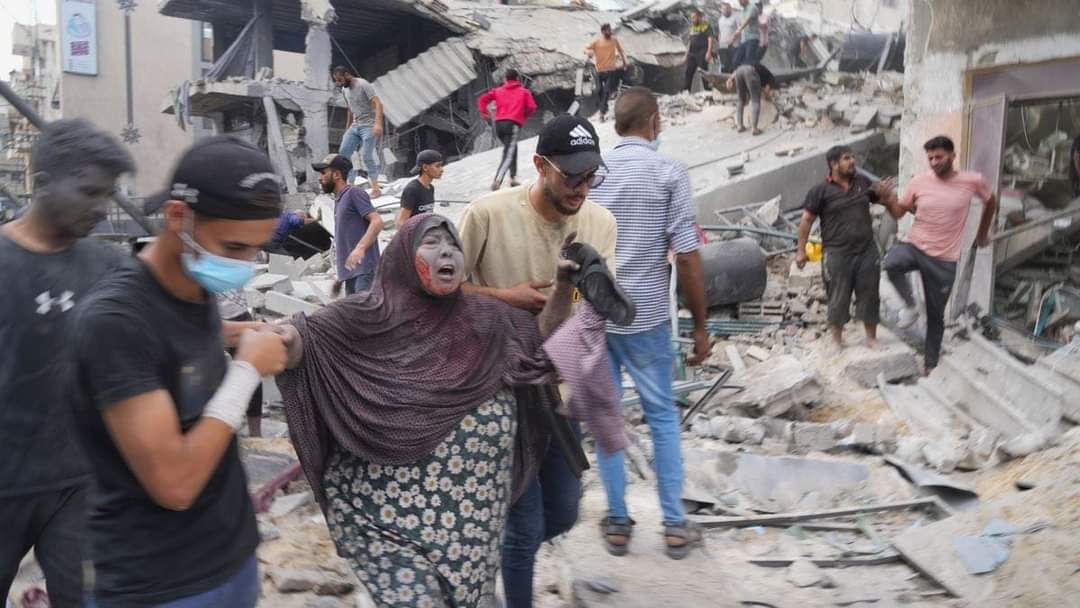 Las mujeres palestinas sufren la muerte de sus familias y han muerto de ellas, miles. Es genocidio y el mundo debe alzar su voz para que pare ya la crueldad contra ese pueblo. 

#FreePalestine #MujeresEnRevolución