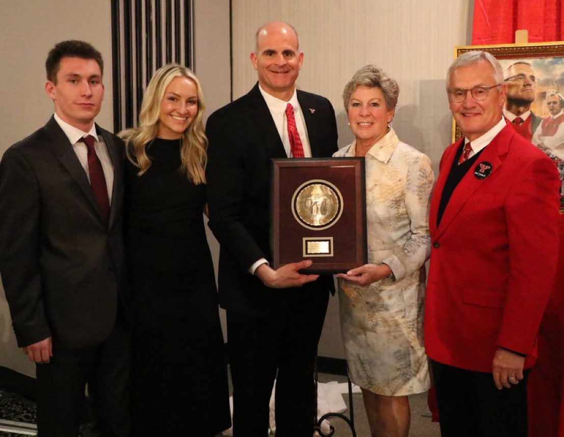 Amazing evening honoring the greatest mentor anyone could have.
Congratulations to the Penguins of the Year, Ellen and Jim Tressel🐧💯
“Attitude of Gratitude”