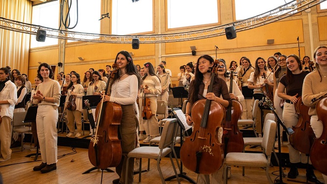 📻 Aquest dilluns, a les 18h: 🔺Entrevistem Rosa Galbany (@jazziambcn) i Pablo Selnik i Sílvia Chocron, Gisele Dekort i Oksana Solovieva (@BCN_LesCorts) 🔺El @CrossingLines_ i el Sollazzo Ensemble a @auditoribcn 🔺La performance del Col·lectiu Feminista de l'@esmuccat