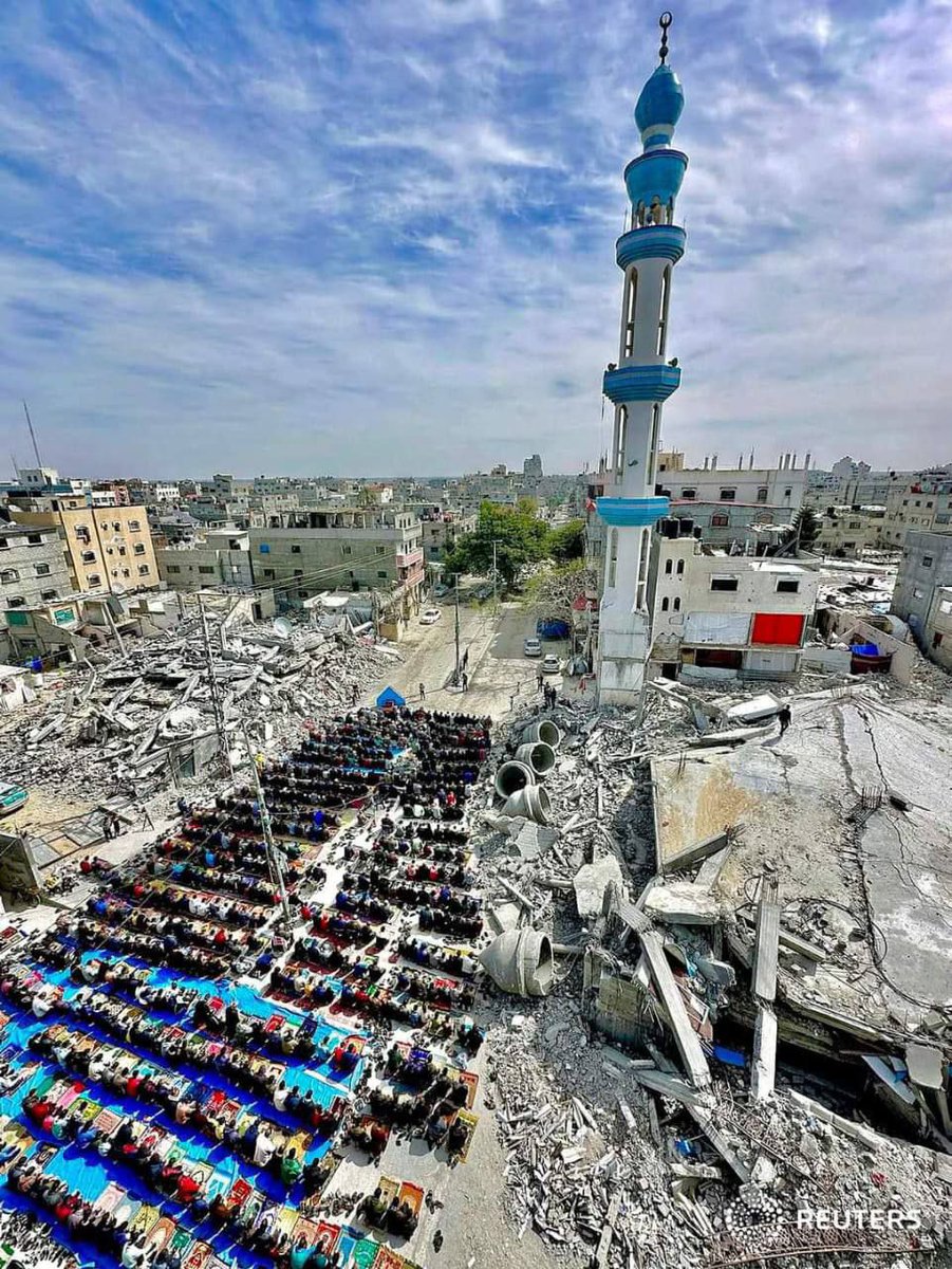 Gazze'de Cuma namazı .. Vallahi billahi ezanı susturamazsınız ey Siyonistler