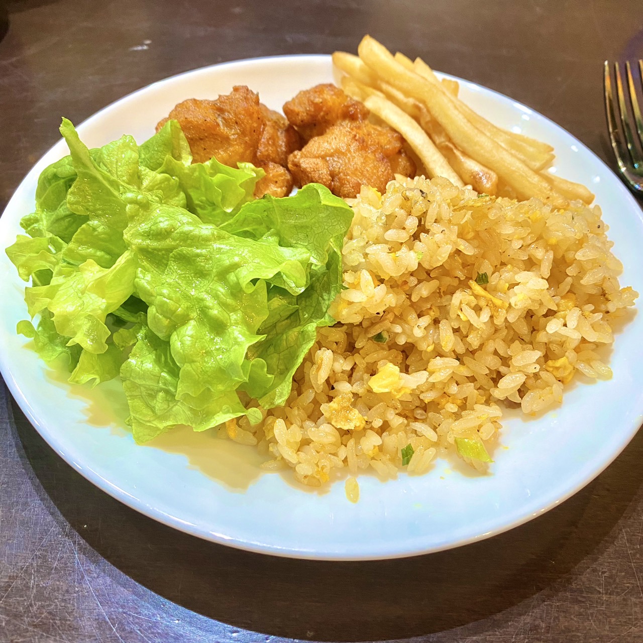 アウラママ シン君だいすきプレートを作ってみた結果🍟  小学生キッズ達のテンション爆上げ🥳 アウラママ、子沢山だけあって、キッズ達の好みよく分かってるわ。ほぼ、レンチンメニューで対応出来て、忙しいママ達の事よく  ...