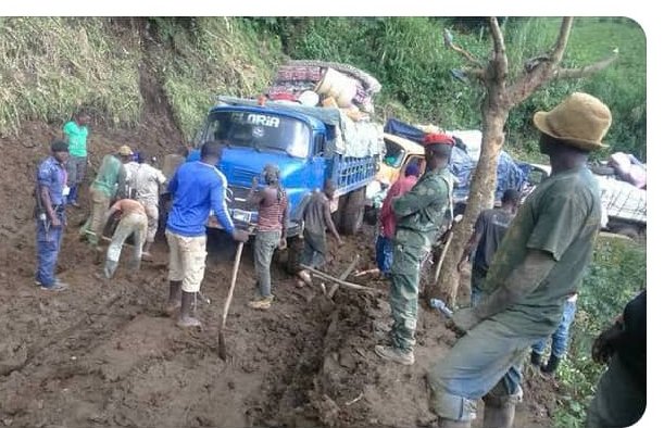 1 véhicule transportant les minerais camouflés ds ls caisses vides intercepté et arrêté pr les waza sur l'axe Rubaya-Bihambwe en partance vers le Rwanda via Mushaki. Aux autorités compétentes de s'impliquer pr démanteler ce réseau écque de l'enni @Presidence_RDC 
@PatrickMuyaya