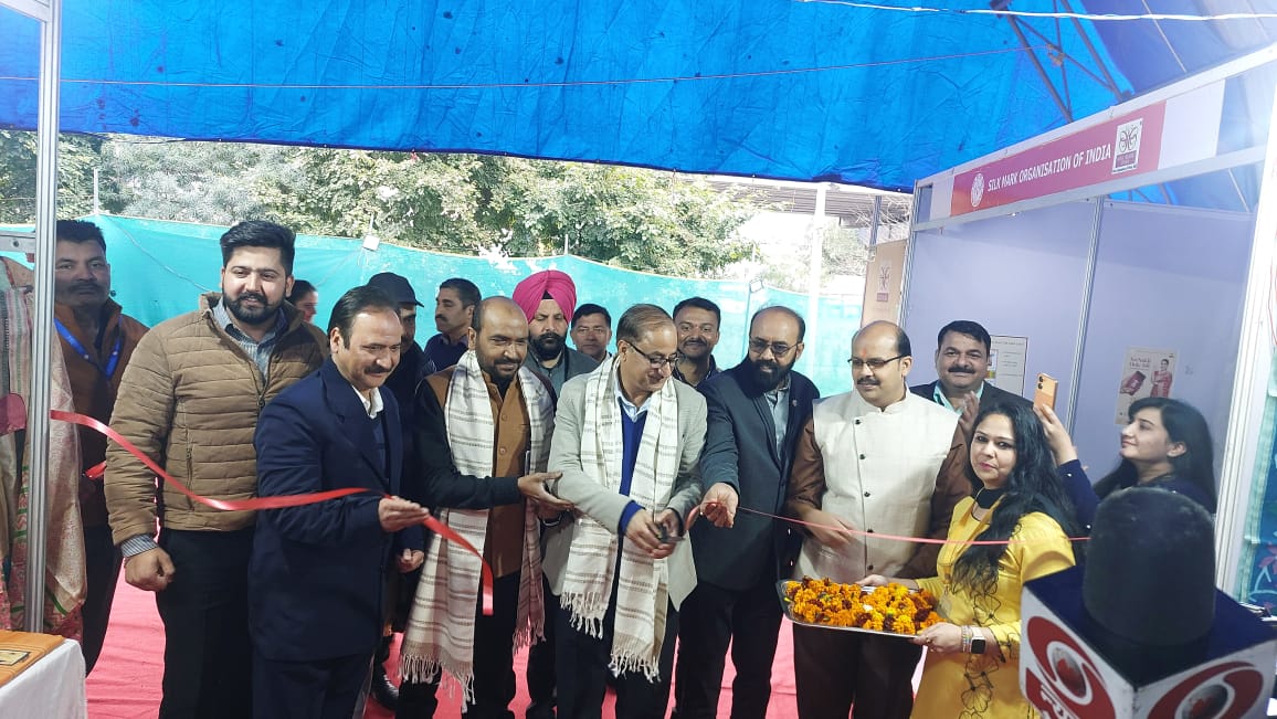Silk Mark Expo Jammu was inaugurated today by Shri Aijaz Ahmad Bhat, IAS, Director, Sericulture Development Department, Govt. of J & K #75silkenyearsCSB @TexMinIndia @csbmot @PiyushGoyal @DarshanaJardosh @PrajaktaVerma @Ifssivakumar @meenakshiifs @ShefVaidya