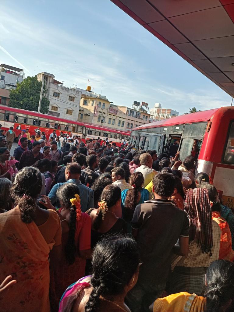 vokkaliga_gowda's tweet image. ಈ ಉಚಿತ ಬಸ್ ಯೋಜನೆಗೆ ಜನ ಅಕ್ಷರಶಃ ಹಿಡಿಶಾಪ ಹಾಕುತ್ತಿದ್ದಾರೆ.
Mysuru Suburban Bus Stand 😢
#FreeBusEffect #Karnataka #Mysuru