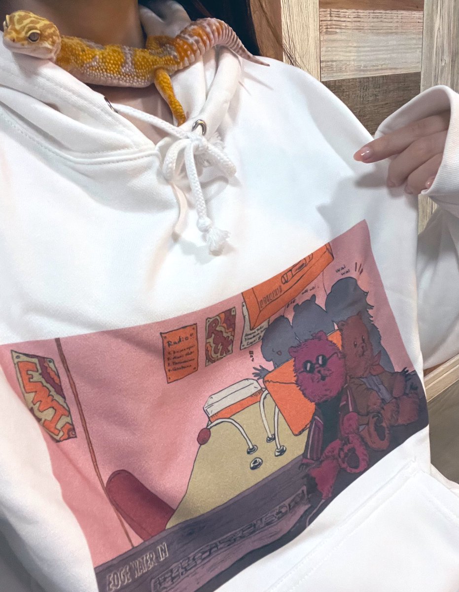 EDGE WATER INパーカー🐻🎸
るぅさんとお揃っち*´∀`)(´∀`*

ヘッドフォンが近くに無かったので
レオパ🦎(ポテチ)を巻きました😎

デザインが可愛いだけではなく、
便利なポケットは なんと!!フトアゴヒゲトカゲも喜んで入る大きさとなっております！参考になれば幸いです←
suzuri.jp/EDGEWATERINoff2