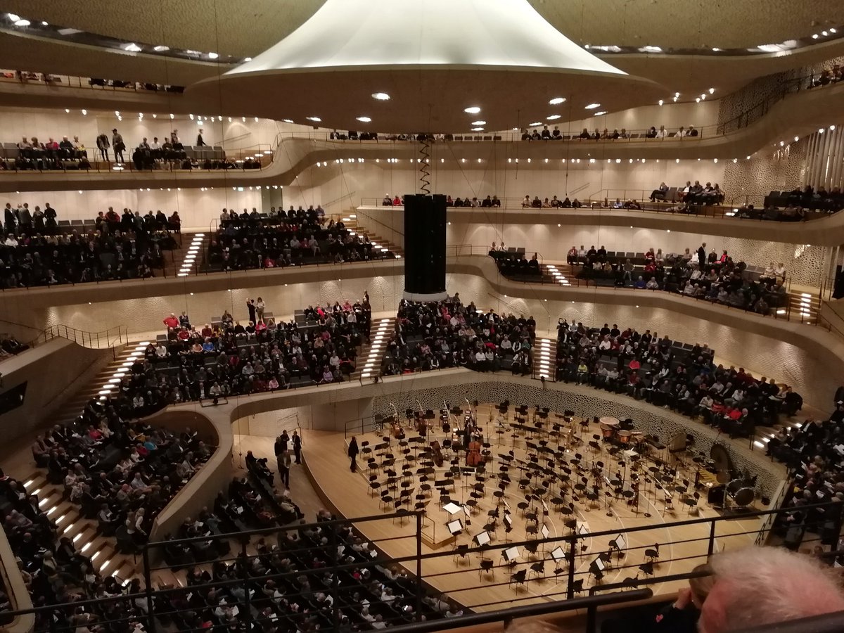 Gestern spielte das NDRElbphilharmonieorchester @elbphilharmonie das mir bis dahin unbekannte - aber sehr wunderbare - Stück 'Elysium' von @_samymoussa. Heute kann man es sich ab 20 Uhr noch mal im Livestream anhören. elbphilharmonie.de/de/programm/nd…