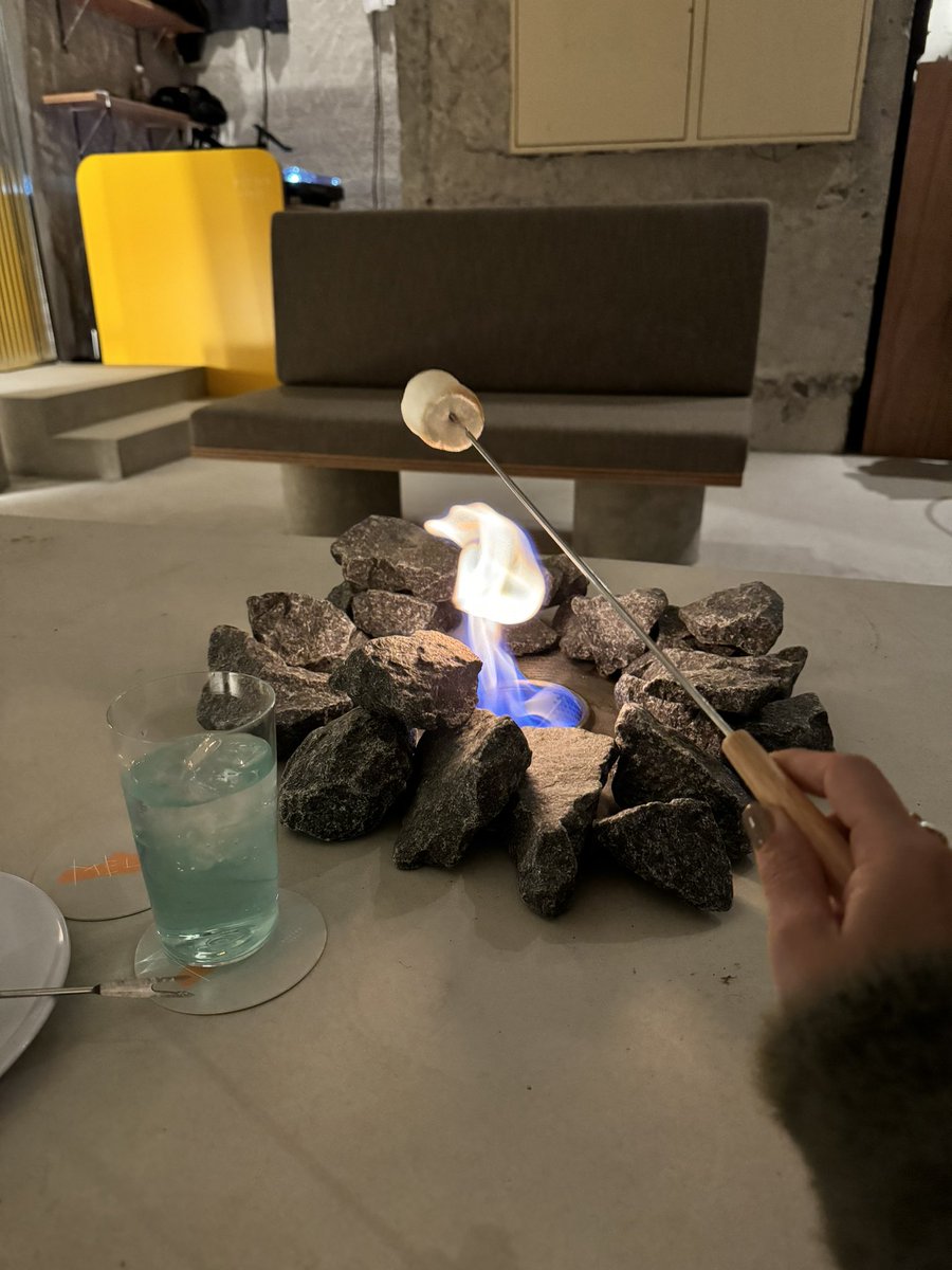 2024/3/1 NewOpen!!のカフェバー。名古屋初出店の焚き火を眺めながらゆっくりした時間を過ごせる空間。焚き火を使ってマシュマロを焼いて、クッキーにサンドして頂くスモアセットがオススメだよ！2件目やデートにもオススメ！知ってたらお洒落さんだよね！