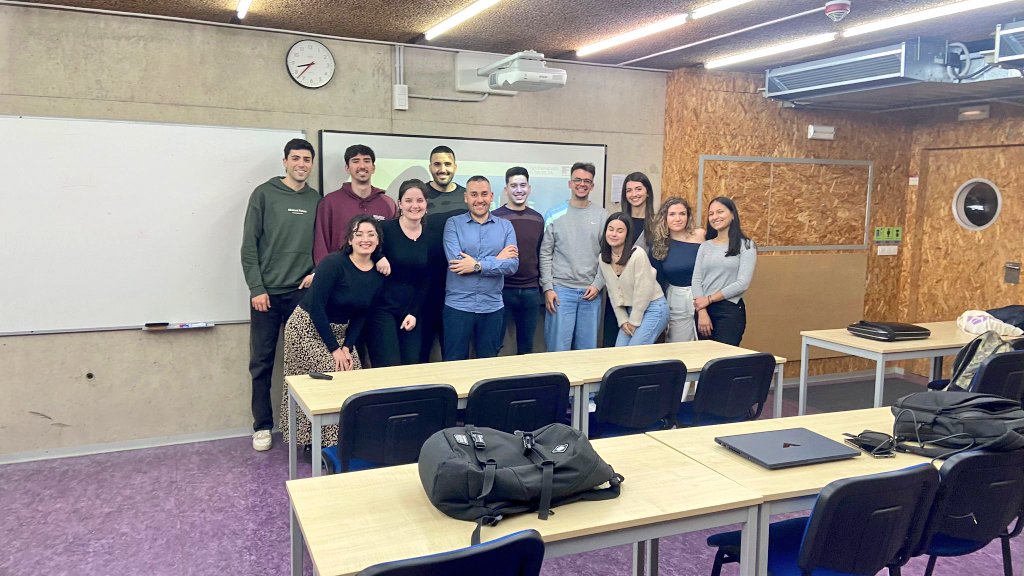 Hay experiencias que no pueden ser más 🔝. Ayer disfruté mucho de mi clase de #AnálisisClúster con un grupo de estudiantes impresionantes del Máster en Marketing Digital y Analítico de la <a href="/UMU/">Universidad Murcia</a>. Si a eso le sumas unas 🍻 y cena con <a href="/manolilp/">Manuela López</a> y Betty Pascual, no se puede pedir más