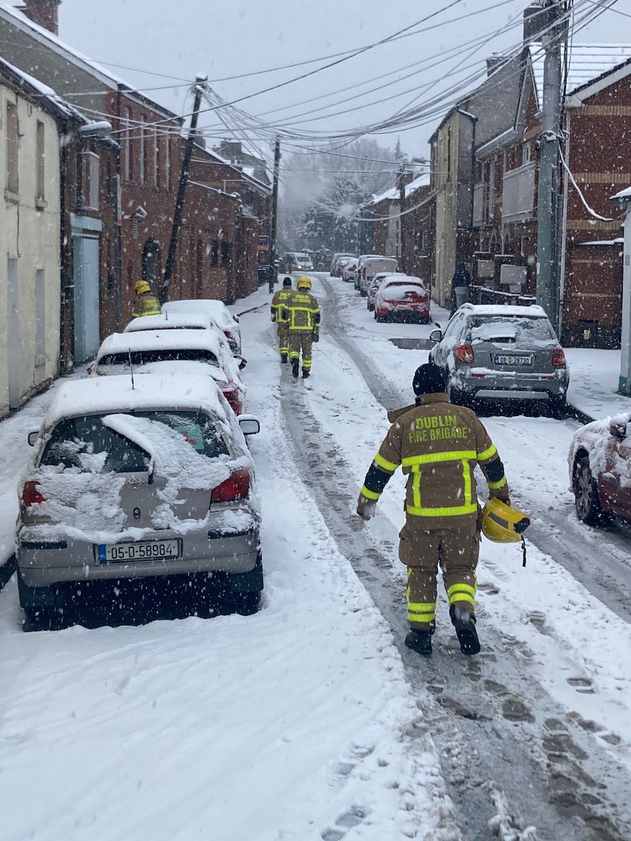 SIPTUCommunity's tweet photo. On this snowy morning in Dublin, due to staffing shortages Dublin Fire Brigade are down:

🚒 A fire truck in Donnybrook
🚒 A fire truck in Phibsboro 
🧑‍🚒 A district officer for the Donnybrook - Dun Laoghaire district 
🪜 A high rise platform in Dun Laoghaire

#TruckWatch #sneachta https://t.co/UGSNdR8efH