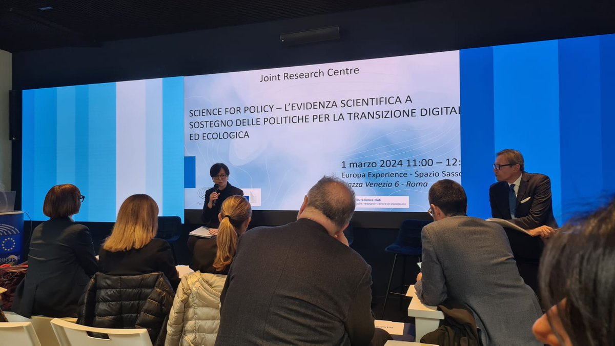 CNRsocial_'s tweet image. La Presidente @MC_Carro partecipa al seminario “Science for Policy – l’evidenza scientifica a sostegno delle politiche per la transizione digitale ed ecologica” con un intervento sull’ecosistema italiano ed europeo del #scienceforpolicy 

Europa Experience, Spazio Sassoli, #Roma