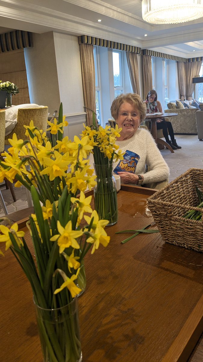 A couple of our residents flower arranging our home grown daffodils this morning. #StDavidsDay 🏴󠁧󠁢󠁷󠁬󠁳󠁿 @AnchorLaterLife