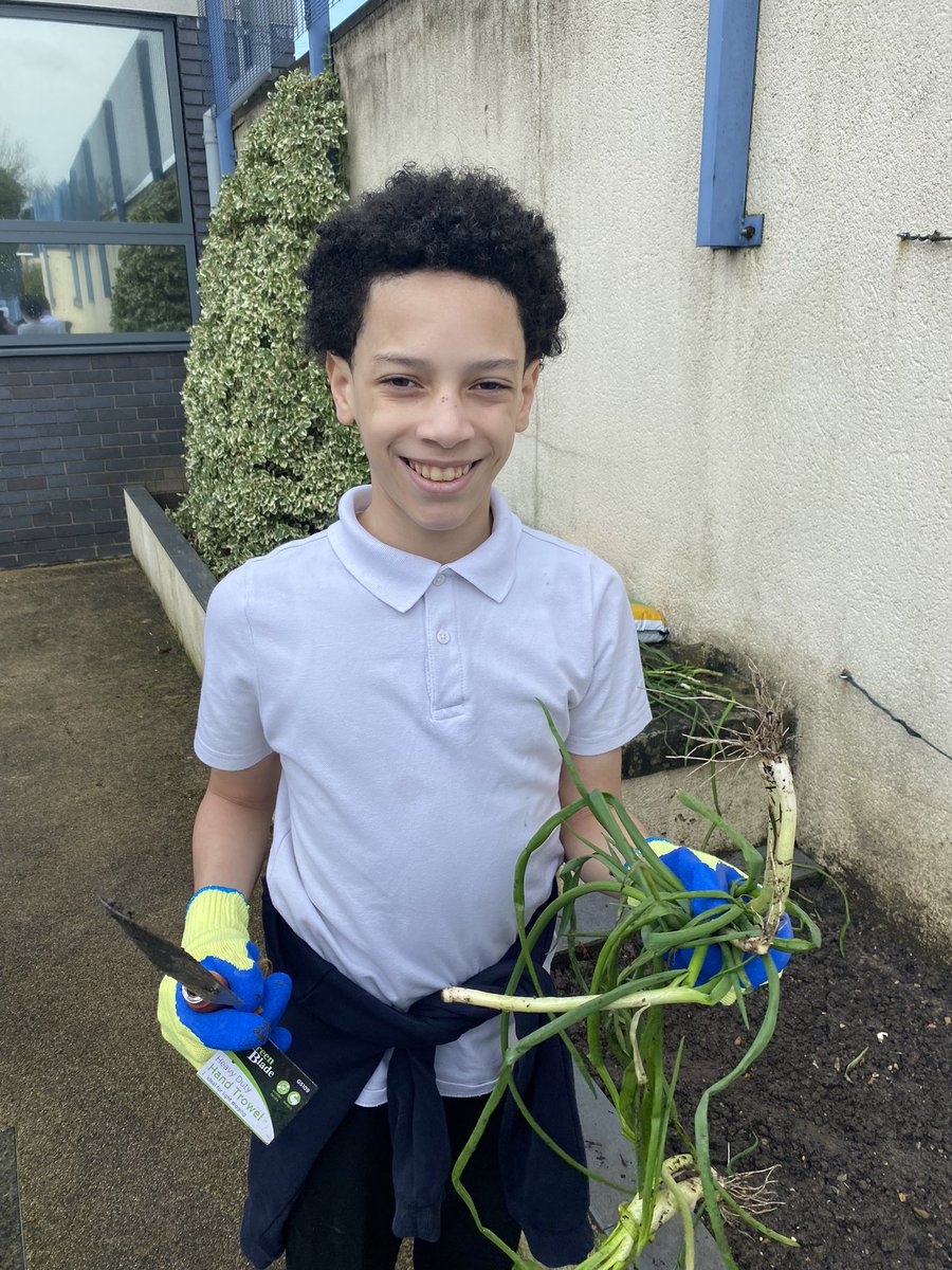 EvolveAc's tweet photo. Evolve AC W/N , KS3 students enjoying a gardening lesson. #gardening , # team building https://t.co/Ta7oLv7WhE