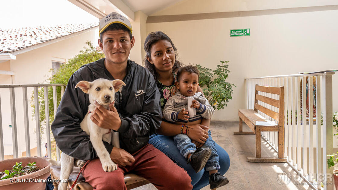 ACNUR_es's tweet photo. Las personas se convierten en refugiados no por elección, sino por las circunstancias. 

Vengan de donde vengan, toda persona tiene derecho a buscar protección. https://t.co/ySAPFrNNtn