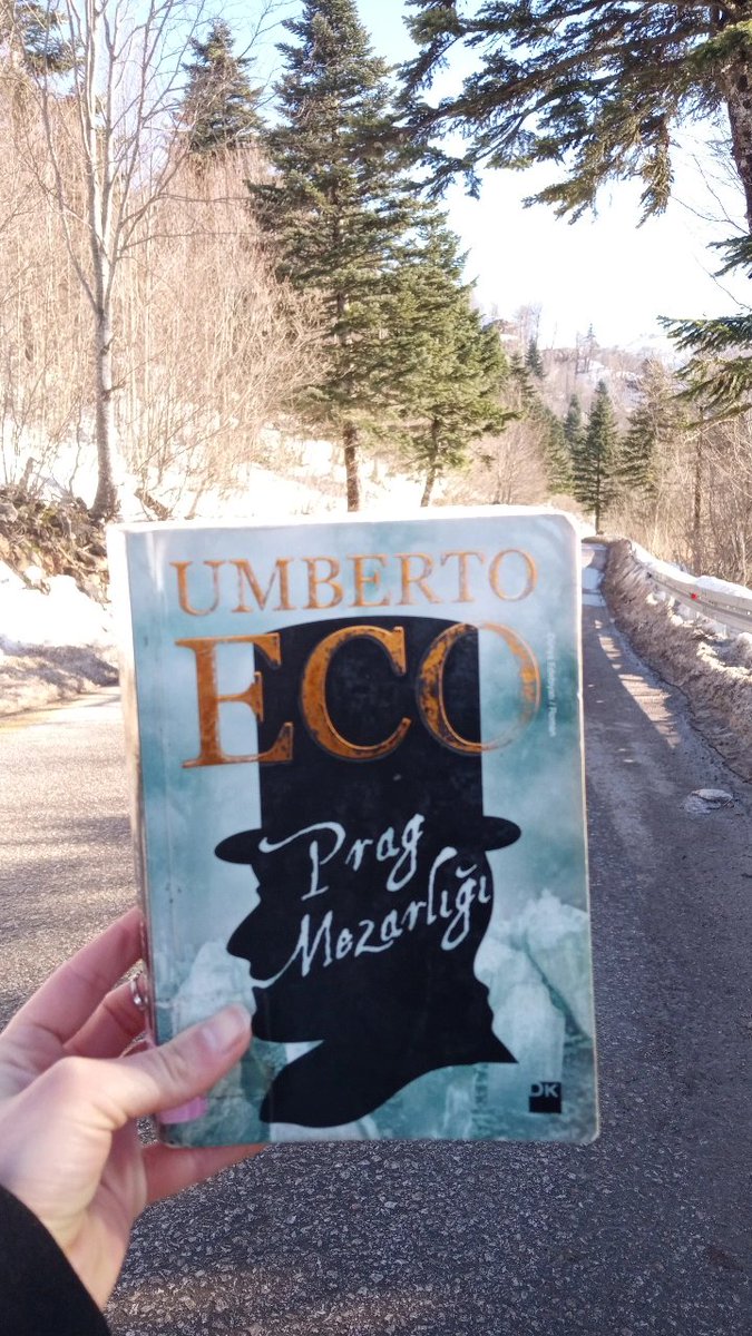 kitapkurdumsu's tweet photo. #okudumbitti
“Öyle bir an geliyor ki, insanın içinde bir şeyler kırılıyor; ne enerji ne istek kalıyor.”
#UmbertoEco 
#Pragmezarlığı

#kitaptavsiyesi
@mavi__ayrac 
@Benimokumam https://t.co/TKzV7GfSGi