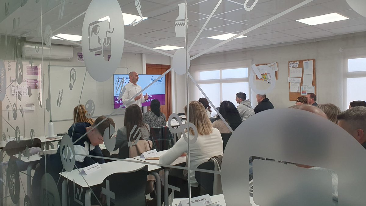 Glb_Learning's tweet image. 𝗣𝗿𝗼𝗴𝗿𝗮𝗺𝗮 𝗱𝗲 𝗔𝗹𝘁𝗮 𝗗𝗶𝗿𝗲𝗰𝗰𝗶𝗼́𝗻 𝗽𝗮𝗿𝗮 𝗖𝗲𝗻𝘁𝗿𝗼𝘀 𝗘𝗱𝘂𝗰𝗮𝘁𝗶𝘃𝗼𝘀 en colaboración con @feceval_cece | @ovibarcelo  explica la Importancia de la #Tecnología en el sector educativo 💻
#formación #docentes #programaaltadirección #GL #organización