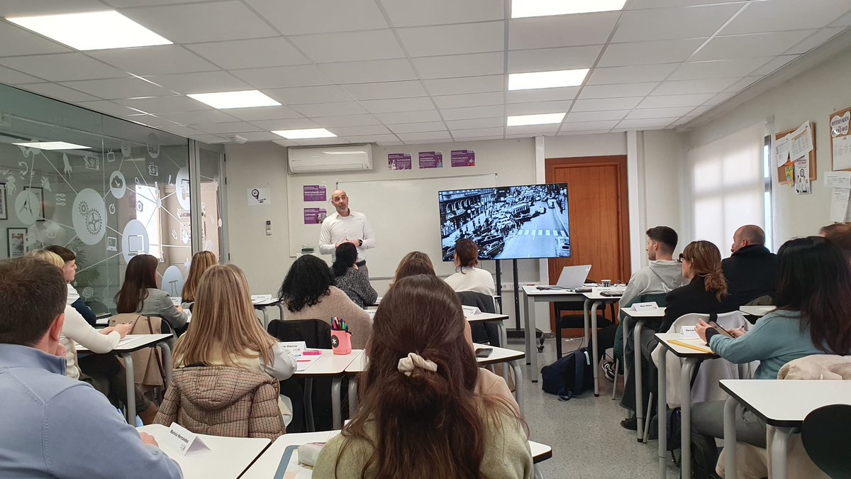 Glb_Learning's tweet image. 𝗣𝗿𝗼𝗴𝗿𝗮𝗺𝗮 𝗱𝗲 𝗔𝗹𝘁𝗮 𝗗𝗶𝗿𝗲𝗰𝗰𝗶𝗼́𝗻 𝗽𝗮𝗿𝗮 𝗖𝗲𝗻𝘁𝗿𝗼𝘀 𝗘𝗱𝘂𝗰𝗮𝘁𝗶𝘃𝗼𝘀 en colaboración con @feceval_cece | @ovibarcelo  explica la Importancia de la #Tecnología en el sector educativo 💻
#formación #docentes #programaaltadirección #GL #organización