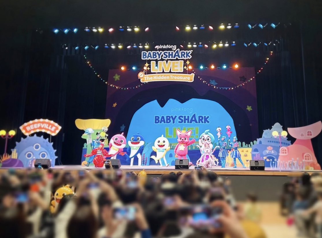 mokoopy's tweet photo. 『#ベイビーシャークライブ 』🦈🎵

初日公演ありがとうございました☺️💐

ヘッティー🫧&amp;パール🏴‍☠️として
皆様にお会いできて嬉しかったです😊✨

今後の出演日は後ほどお知らせします🪼

#ベイビーシャークと一緒 
#ピンキッツと一緒 
#ベイビーシャークミュージカル 
#ピンキッツ 
#ベイビーシャーク https://t.co/rXgsqlQSMg