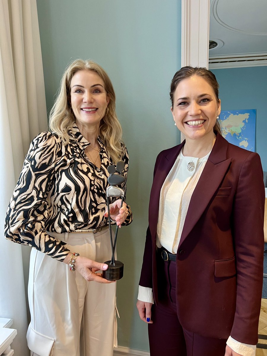 Ligestillingsministeriet (@ligeministeriet) on Twitter photo Ligestillingsminister <a href="/marie_bjerre/">Marie Bjerre</a> har her til morgen overrakt <a href="/HelleThorning_S/">Helle Thorning S</a> Ligestillingens Pris 2023 🏆
Den får hun bl.a. for at være en rollemodel og for at nedbryde barrierer i forhold til kvinder i ledelse og bestyrelser.
Læs mere om prisen her: digmin.dk/ligestilling/n… Ligestillingsminister <a href="/marie_bjerre/">Marie Bjerre</a> har her til morgen overrakt <a href="/HelleThorning_S/">Helle Thorning S</a> Ligestillingens Pris 2023 🏆
Den får hun bl.a. for at være en rollemodel og for at nedbryde barrierer i forhold til kvinder i ledelse og bestyrelser.
Læs mere om prisen her: digmin.dk/ligestilling/n…