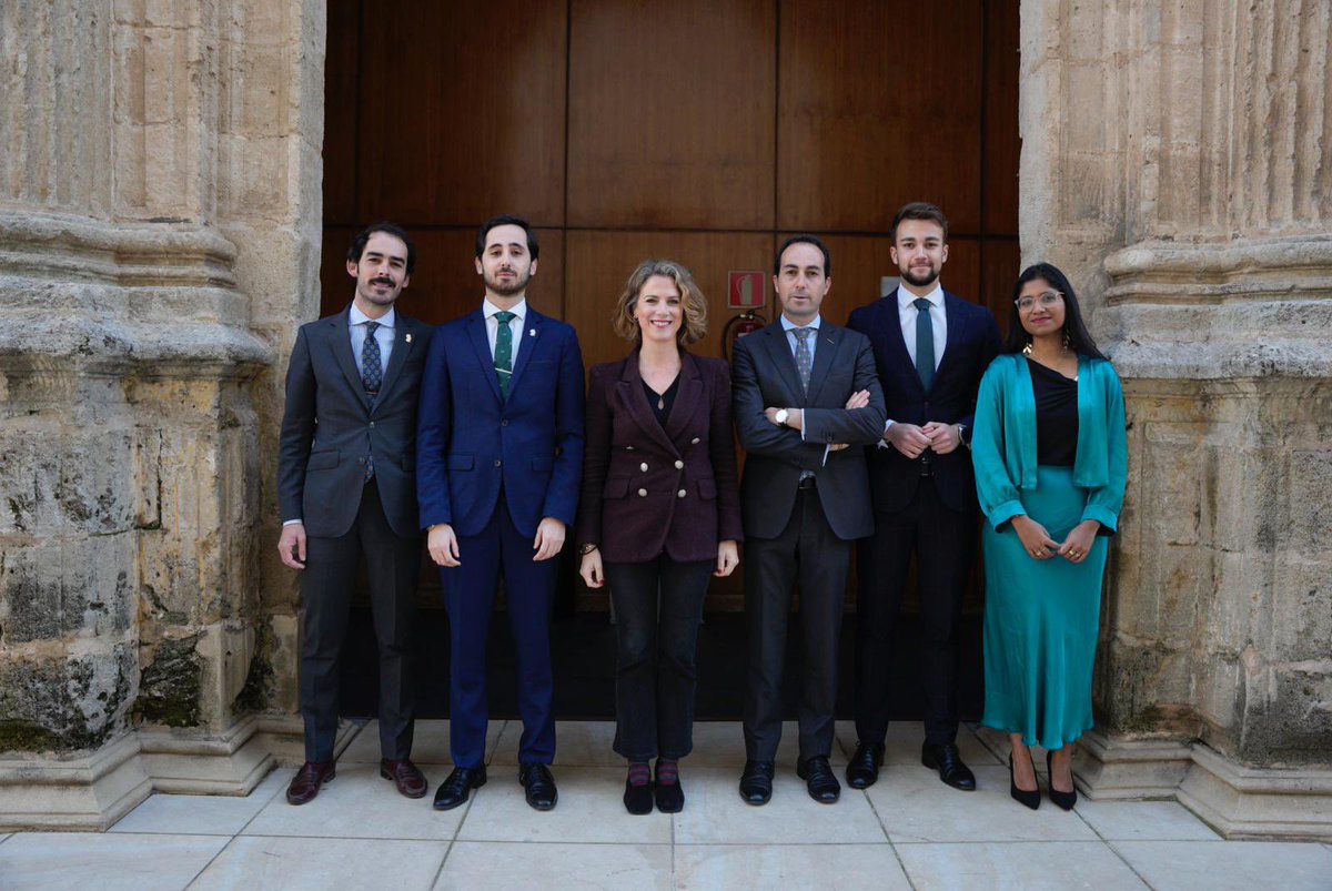 La vicepresidenta primera de la Cámara, @AnaMestrePP, ha inaugurado la XVIII Simulación del Parlamento andaluz, iniciativa de debate organizada por @CanovasFundac. 🗣️ Universitarios han ocupado los escaños representando a diferentes grupos parlamentarios parlamentodeandalucia.es/webdinamica/po…