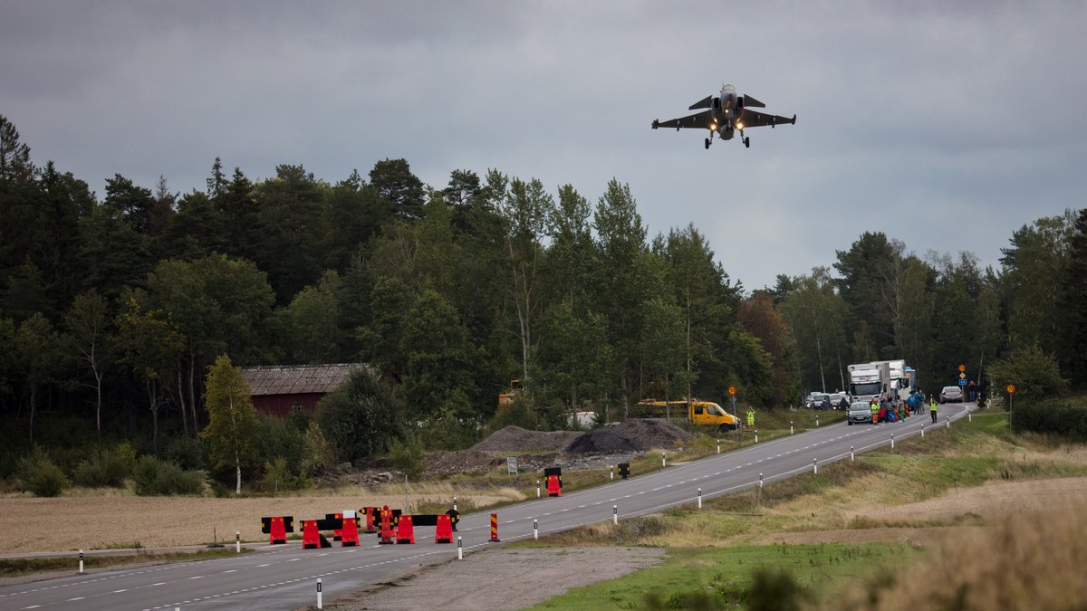 Unpredictable. The ability to move quickly between different dispersed air bases and stay operational over a long period of time makes the Gripen system unique.