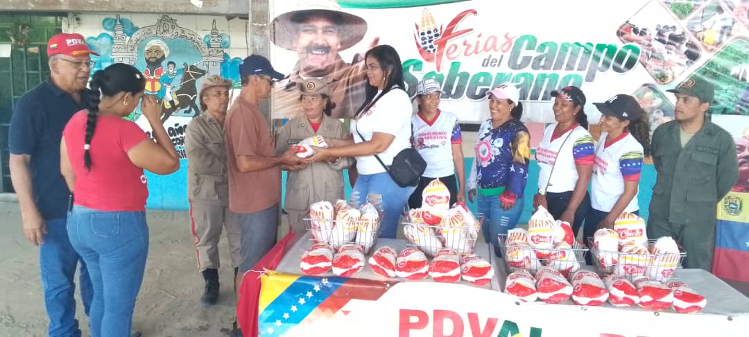 #ARAGUA|| Desde el municipio Zamora la Misión Alimentación se desplegó para atender a 2.900 familias de la Base de Misión " Darío Vivas" favoreciendo a 15 #Clap con distribución de alimentos proteícos. Gracias al Pdte. <a href="/NicolasMaduro/">Nicolás Maduro</a> Min. <a href="/LealTelleria/">M/G Carlos Leal Tellería</a> y Gob. <a href="/Soykarinacarpio/">Karina Carpio</a>