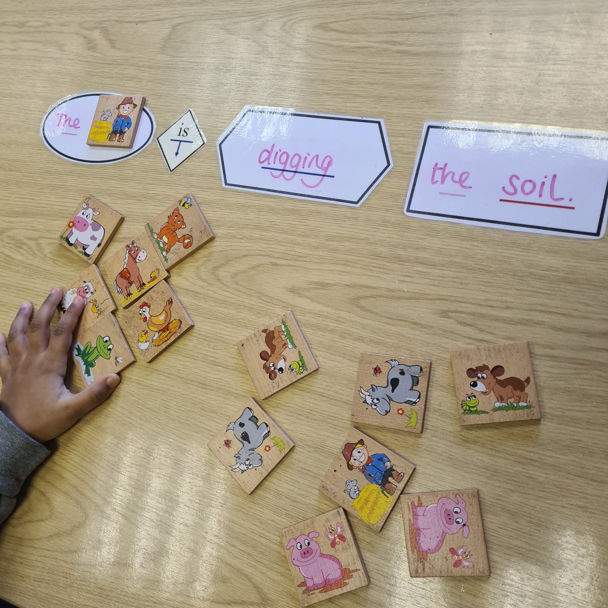 Amy_Guest_SLT's tweet image. This wooden pairs game has been with me for 9 years! Today it was used as our 'who' in our SVO shape coding sentences #mysltday #shapecoding #therapyideas